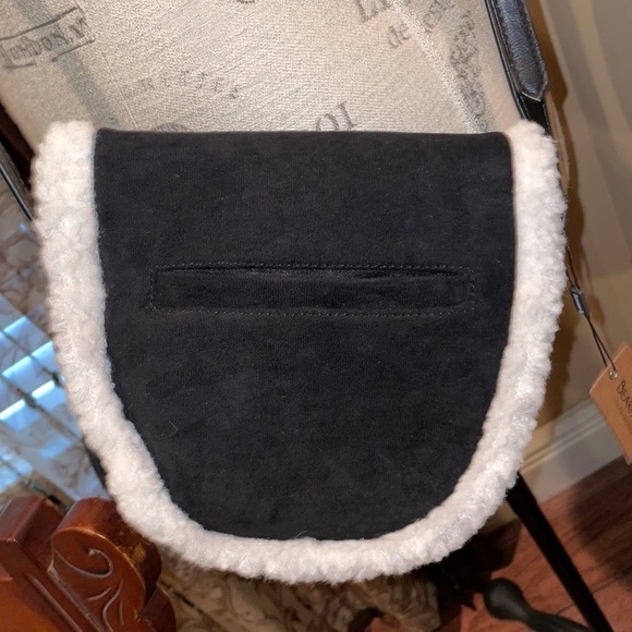 BEARPAW CROSS-BODY SHOULDER SADDLE-BAG BLACK Faux Suede & Shearling Trim - Picture 14 of 16